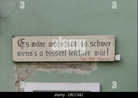 Spitz, Wachau, Basse-Autriche, Autriche. 5 juillet 2023. Inscription 'tout serait moitié moins difficile si c'était un peu plus facile' Banque D'Images