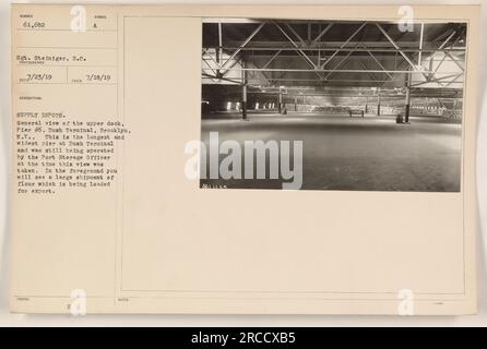 Une vue du quai supérieur au quai n ° 6 de Bush terminal à Brooklyn, New York. Cette jetée est la plus longue et la plus large du terminal et était encore en activité au moment de la photo. Au premier plan, il y a un important chargement de farine sur un navire pour exportation. Photo prise le 18 juillet 1919. Photographe : Sergent Steiniger, S.C. Banque D'Images