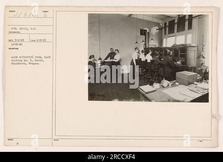 La photographie n° 485861 montre la salle d'opération principale de la section de base n° 5 à Brest, Finistère, France. La photographie a été prise le 8 janvier 1919 par le soldat Soper, S.C. La salle est équipée de matériel médical et est probablement un emplacement central pour fournir des traitements et des soins aux soldats blessés pendant la première Guerre mondiale. Banque D'Images