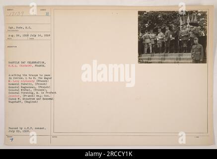 Le sergent Rode a pris cette photo le 24 août 1918, lors de la célébration du jour de la Bastille au G.H.Q. Chaumont, France. L'image montre des responsables militaires et des dirigeants civiques attendant que les troupes passent en revue. De gauche à droite : le maire M. Levy Alphonery (français), le général Perelli (français), le général Ragneneau (français), le général Wirbel (français), le général Pershing, M. le préfet Jessier (français), le major-général James W. MeAndrew et le général Wagstaff (anglais). La photo a été approuvée par le censeur de l'A.E.F. le 29 juillet 1918. Banque D'Images