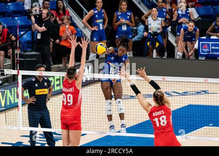 Arlington, États-Unis. 13 juillet 2023. Nwakalor Sylvia Chinelo (UP) d'Italie pointe lors d'un match de quart de finale entre T¨¹rkiye et l'Italie à la Ligue des Nations de volleyball féminin à Arlington, aux États-Unis, le 13 juillet 2023. Crédit : Chen Chen/Xinhua/Alamy Live News Banque D'Images