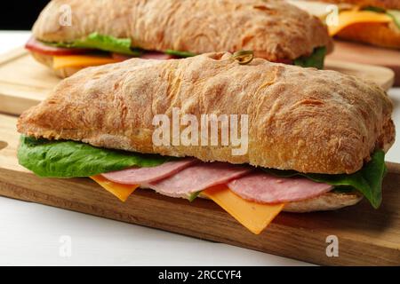 Sandwich Chiabatta avec jambon et fromage sur bois Banque D'Images