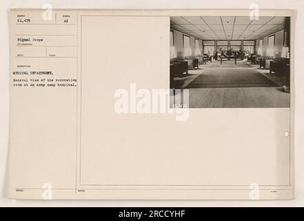 Une vue de la salle de loisirs d'un hôpital de camp de l'armée, comme on le voit sur cette photographie de la première Guerre mondiale La salle fait partie du département médical et offre un espace pour les soldats de se détendre et se détendre. Banque D'Images