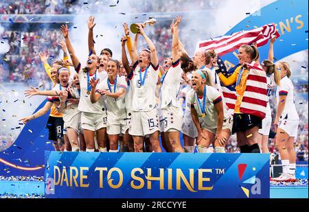 Photo de dossier datée du 07-07-2019 des États-Unis levant le trophée de la coupe du monde féminine de la FIFA en 2019. Pour ceux qui ne portent pas les étoiles et les rayures, le monde a l'impression de se lasser de la domination américaine et d'accueillir un nouveau champion du monde à bras ouverts, en particulier après les victoires consécutives des États-Unis en 2019 et 2015 et quatre titres de leader de la compétition depuis qu'ils ont remporté le trophée inaugural en 1991. Date de parution : Vendredi 14 juillet 2023. Banque D'Images