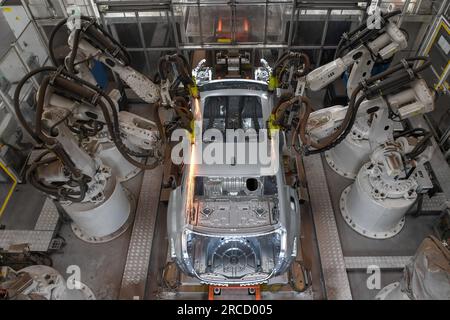 Changchun, province chinoise de Jilin. 6 juillet 2023. Les robots de soudage travaillent dans un atelier de soudage du fabricant de berlines FAW-Hongqi à Changchun, dans la province de Jilin dans le nord-est de la Chine, le 6 juillet 2023. Crédit : Zhang Nan/Xinhua/Alamy Live News Banque D'Images