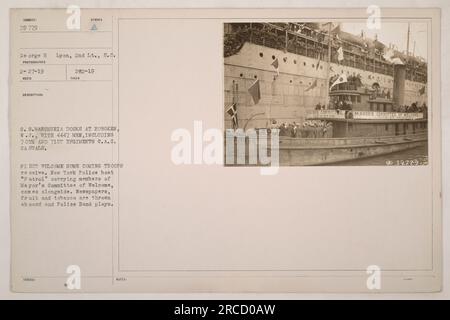 Des soldats rentrant du quai de Mandchourie à Hoboken, New Jersey. 4447 hommes, dont les 70th et 71st Regiments C.A.C. Les occasionnels sont accueillis par le Comité de bienvenue du maire. Le bateau de police « Patrol » transporte des membres du comité qui jettent des journaux, des fruits et du tabac sur le navire. Police Band joue comme une célébration.' Banque D'Images