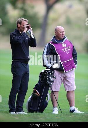 Teddy Sheringham utilise un télémètre le premier jour de la série Aramco Team 2023 au Centurion Club, Hertfordshire. Date de la photo : Vendredi 14 juillet 2023. Banque D'Images