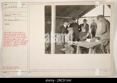 Le secrétaire à la Guerre Newton D. Baker et son parti observent l'examen d'un officier allemand. Sur la photo, de gauche à droite (debout) : Secrétaire Baker, Major General J.W. McAndrew et M. Hosteller. Assis sont le 1e lieutenant Jennings et le 2e lieutenant McCoy, l'examinateur. Localisation : Rarecourt, France. Non destiné à la publication. Réservé à un usage officiel. Source : photographe Subie.' Banque D'Images