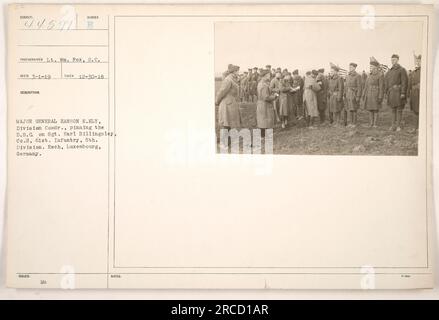 Major général Hanson E. Ely, commandant de division, épinglant la Distinguished Service Cross (D.S.C) sur le sergent Earl Billingsley de la compagnie H, 61st Infantry, 5th Division. La cérémonie a eu lieu à Esch, Luxembourg, Allemagne, le 30 décembre 1918. Voici la photographie numéro 44591 prise par le lieutenant William Fox, S.C. Reed l'a documenté le 1 mars 1919, et l'information a été publiée avec les notes. Banque D'Images