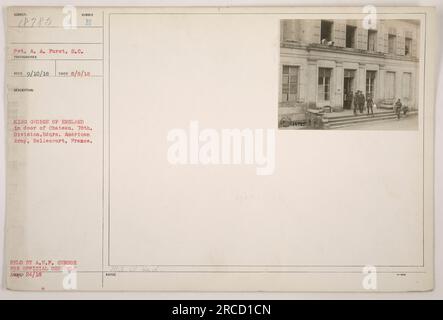 Le soldat A. A. Purst du signal corps est photographié devant le château avec le roi George d'Angleterre lors de leur visite au quartier général de la 78e division de l'armée américaine à Rollecourt, en France. Cette photographie a été prise le 8 août 1918 et fait partie de la collection officielle détenue par le censeur de l'A.E.F. pour usage officiel seulement. Banque D'Images