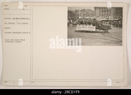 Les soldats défilent dans un défilé de la victoire à New York pour célébrer la fin de la première Guerre mondiale Ces soldats faisaient partie du cours d'électricité de la Coast Artillery School, qui enseignait aux membres du Coast Artillery corps les systèmes électriques. La photographie a été prise par le lieutenant Geo. H. Lyon le 3 mai 1919. Banque D'Images