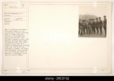 'L'image montre le caporal R.H. Engleston du personnel militaire américain. La photographie a été prise le 1 mars 1919 par un photographe non identifié. La description indique que le général J.J. Pershing est vu décorant le brigadier général E. Russell, avec onze autres généraux - le major général Francis J. Kernan, major général Jas. G. Harbord, major général William C. Langfitt, major général Mason M. Patrick, major général H.L. Rogers, brigadier. Général Edgar Russell, brigadier. Gen. Wm. D. Connor, brigadier. Général Frank E. Meco, brigadier. Général W.W. Atterbury, brigadier. Général C.G. Dawes, et Brig. Général W.M. McCaw. À leurs côtés se trouve Co Banque D'Images