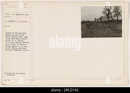 Tombes d'hommes tués lors de la dernière promenade près de Bony, en France, qui a commencé le 29 septembre 1918. Le 2nd Lt. S. S. Curtis, l'officier funéraire divisionnaire, peut être vu devant les croix prenant des noms. La photo a été prise dans la parcelle américaine située à St. Cimetière militaire britannique Emilie. Publié par AEP Censor le 15 novembre 1918. Banque D'Images