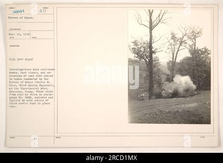 Sur cette photographie, prise le 14 novembre 1918, au Bureau of Mines Experimental Mine à Bruceton, Pennsylvanie, des enquêtes sont menées sur des bombes à poussière de charbon. Le Bureau des mines, dirigé par l’ingénieur minier en chef George S. Rice, expérimente les effets des nuages de poussière et des explosions causées par la poussière de charbon placée dans ces bombes. L'image capture un nuage de flamme causé par un tuyau, qui a explosé et enflammé par neuf onces de poussière de poudre noire dans un tube de verre. Banque D'Images