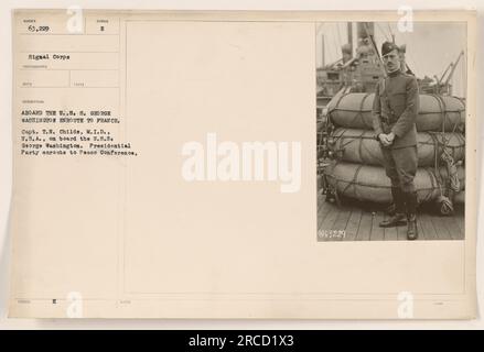 Capitaine T.N. Childs, M.I.D., États-Unis, à bord de l'U.S.S. George Washington. Une photographie prise à bord de l'U.S.S. George Washington en route pour la France pendant la première Guerre mondiale Cette image montre le capitaine Childs, accompagné par le parti présidentiel, alors qu'ils se rendaient à la Conférence de paix. La photographie porte le numéro de document 63 229 et a été prise par le photographe du signal corps, identifié comme Reco. Cette information apparaît dans la description, avec la note indiquant que l'image a été émise avec un symbole. Banque D'Images