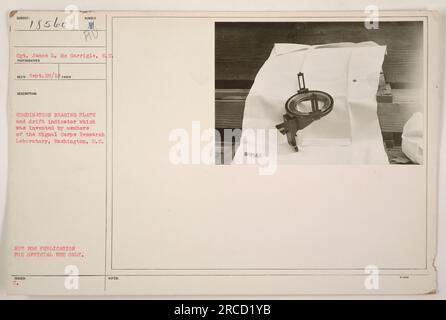 Le sergent James L. Mc Garrigle, S.C., est vu sur cette photographie en utilisant la combinaison plaque d'appui et indicateur de dérive. Ce dispositif innovant a été inventé par des membres du signal corps Research Laboratory à Washington, DC La photo a été prise le 29 septembre 1918. (Remarque : cette légende est destinée à un usage officiel seulement et ne doit pas être publiée.) Banque D'Images