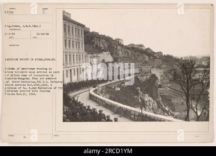 Les troupes américaines marchent sur une colline escarpée à leur arrivée à Fiume, en Hongrie, dans le cadre de l'armée alliée d'occupation en Autriche-Hongrie. Les soldats appartiennent au 3e bataillon, 332 U.S. Infanterie et arrive le 19 novembre 1918. Un peloton de la compagnie G, 2e bataillon, 332e infanterie arrive également avec les forces italiennes le 11 novembre 1918. Banque D'Images