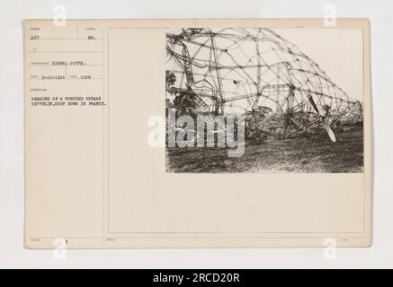 Restes d'un Zeppelin allemand naufré, abattu en France pendant la première Guerre mondiale La photo a été prise en 1918 et est étiquetée 'RECO 3-10-1921'. Le symbole 'eu' a été émis pour cette photographie. Capturé par le signal corps, photographe TECH-wi-rp KUNDER 267 N. Banque D'Images