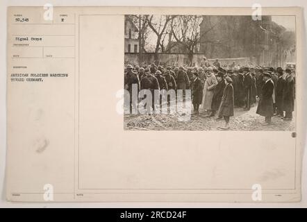 Soldats américains marchant en formation vers l'Allemagne pendant la première Guerre mondiale Cette photographie, prise par un photographe inconnu du signal corps, capture les efforts déterminés de ces soldats qui contribuent à l'effort de guerre. L'image n'est pas numérotée mais le photographe lui a attribué l'identifiant '188UED'. Banque D'Images