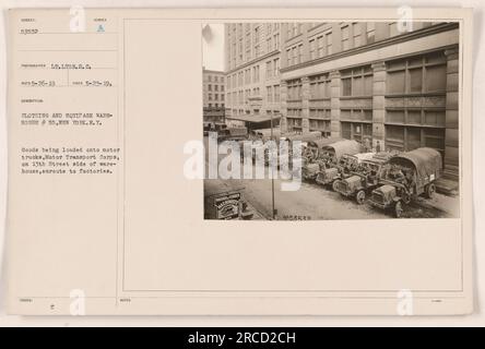 L'entrepôt de vêtements et d'équipement n° 55 à New York est photographié sur cette photographie. Des camions de transport à moteur sont montrés étant chargés avec des marchandises de l'entrepôt, qui sont sur leur chemin vers les usines. Le photographe, le lieutenant Lyon, a pris cette photo le 23 mai 1919. L'image fait partie d'une collection d'activités militaires américaines pendant la première Guerre mondiale Banque D'Images