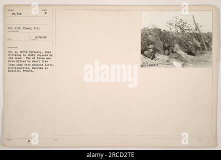 Soldats américains de la compagnie H, 167th Infantry, 42nd Division se mettant à couvert dans leurs piges sur la route. Deux d'entre eux ont été tragiquement tués par des tirs d'obus quelques minutes seulement après que cette photo a été prise. Localisation : Bouillonville, Meurthe et Moselle, France. (Photographe : Lt. P.W. Cloud, S.C.) Banque D'Images