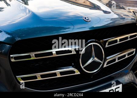 Stuttgart, Allemagne - juin 2023 : panneau Mercedes-Benz sur une voiture noire Banque D'Images