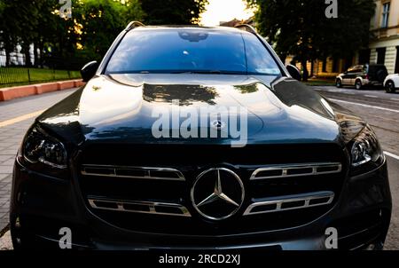 Stuttgart, Allemagne - juin 2023 : panneau Mercedes-Benz sur une voiture noire Banque D'Images