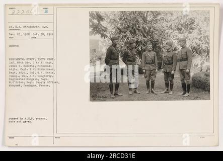 État-major régimentaire du 336e régiment d'infanterie, 84e division, photographié à Monpont, Dordogne, France. De gauche à droite : le capitaine James H. Roberts, adjudant du personnel ; le capitaine R.W. Richardson, adjudant du régiment ; Colonel G.H. Davis, commandant ; Maj J.B. Dougherty, chirurgien régimentaire ; Capt M. O'Brien, officier d'approvisionnement du régiment. Photo prise par le lieutenant H.A. Strohmeyer. Passé par A.E.F. Censor.' Banque D'Images