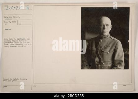 Le sergent Leo Morper photographié dans le bureau du colonel Carl F. Hartmann, commandant le dépôt de remplacement du corps des signaux, Cour Cheverny, Loir et cher, France, le 7 janvier, 1919. Cette photo a été prise pendant la première Guerre mondiale Il a été approuvé par l'A.E.F. Censurer, bien que la date précise soit inconnue. Banque D'Images