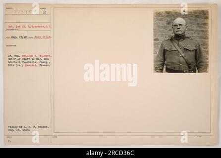 Sergent de 1e classe L. O. Morper, un soldat de l'armée américaine, pose pour une photo. La photo a été prise le 20 juillet 1918 et reçue le 27 août de la même année. Le lieutenant-colonel William H. Waldron, chef d'état-major du major-général Adelbert Cronkhite, commandant de la 80e division, est représenté en arrière-plan. La photographie a été approuvée par le censeur de l'AEF le 13 août 1918. Banque D'Images