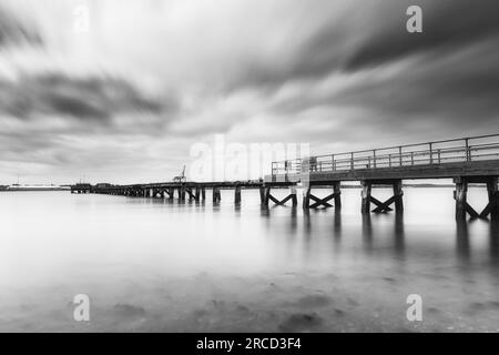 Jetée de Shotley dans le Suffolk utilisant une longue exposition Banque D'Images