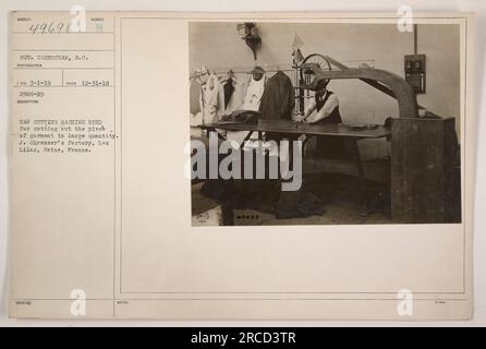 Machine de découpe de scie utilisée dans l'usine de J. Ohresser à les Lilas, Seine, France pour découper des pièces de vêtements en grande quantité. Prise le 3 janvier 1919 par S.C. Carno Chan. Cette photographie fait partie du numéro 2905-19 du 31 décembre 1918. Banque D'Images