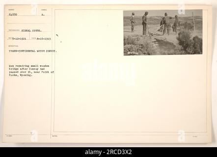 Des hommes réparent un petit pont en bois après que le convoi Trans-Continental Motor est passé au-dessus de celui-ci près de point of Rocks, Wyoming. Cette photographie a été prise le 15 août 1919 par le signal corps. Le convoi a été un événement de transport important pendant la première Guerre mondiale Banque D'Images