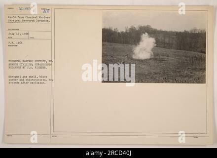 Image représentant un obus de gaz shrapnel contenant de la poudre noire et du chlore-picrine quelques secondes après l'explosion, dans le cadre d'une recherche pyrotechnique menée par J.A. Richter de la Division de la recherche du Chemical Warfare Service. Photographie prise le 12 juillet 1918, au coucher du soleil. Reco P.N. 1165. Information reçue du Chemical Warfare Service ; Division de la recherche. Banque D'Images