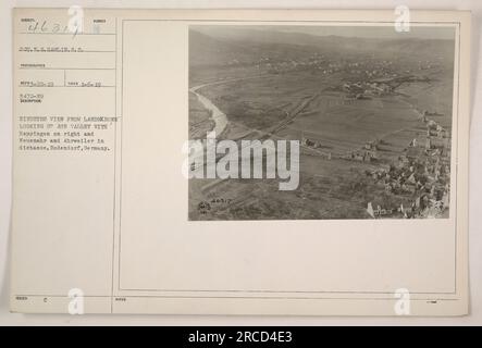 Photographie aérienne prise par S.C. Hamlin le 1-6-19, montrant une vue aérienne depuis Landskrone, capturant la vallée de l'Ahr, avec Heppingen sur la droite et les villes de Neuenahr et Ahrweiler visibles au loin. L'emplacement est à Bodendorf, Allemagne. Banque D'Images