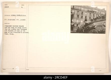 Le président Woodrow Wilson et le roi d'Italie, photographiés à Rome en janvier 1919, saluant la foule lors de la visite du président. L'événement a attiré de grandes foules qui se sont rassemblées pour accueillir le Président. Cette photographie a été prise par le signal corps, aux États-Unis, et a plus tard été délivrée avec le numéro d'identification 62818. Banque D'Images