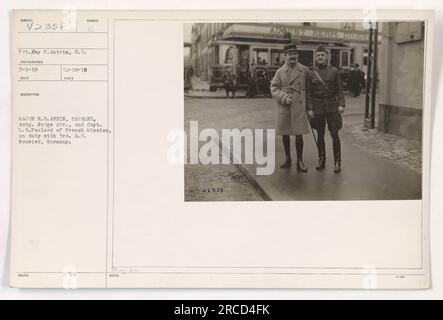 Le VP Hay P. Antrim de S.C est photographié avec le major R.O. Annin, juge avocat de la cavalerie, et le capitaine L.G. Paulard de la Mission française. La photo a été prise le 12-18-18 à Neuwied, en Allemagne, où ils étaient en service avec la 3rd A.C. Aucune autre information n ' est fournie. Banque D'Images