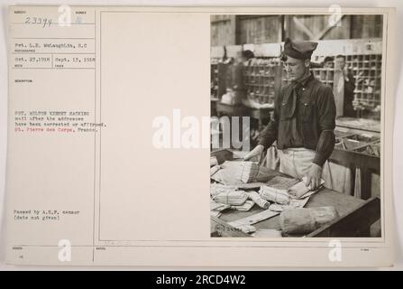 Soldat L.H. McLaughlin, S.C., vu sur l'image, est représenté en train de saccager le courrier après que les adresses ont été corrigées ou confirmées. La photo a été prise le 13 septembre 1918 à St. Pierre des corps, France. Il a été publié avec l'approbation du censeur de l'A.E.F. mais aucune date précise n'a été donnée. Banque D'Images