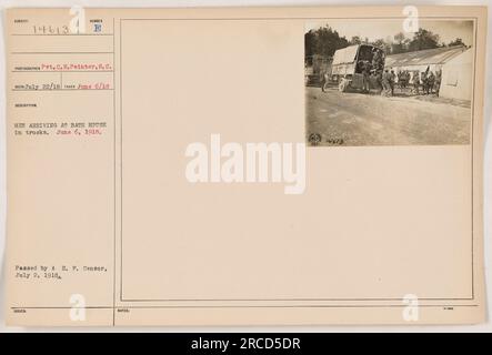 Soldats arrivant à une maison de bains dans des camions pendant la première Guerre mondiale. La photographie, prise par le Pvt. C. E. Painter, montre les hommes prêts à se rafraîchir et à se nettoyer. L'image est datée du 6 juin 1918, et a été passée par le censeur de l'A. E. F. le 2 juillet 1918. Banque D'Images