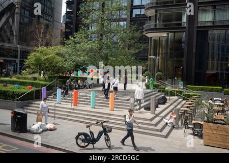 Piétons et bornes colorées au 201 Bishopsgate dans la City de Londres, le quartier financier de la capitale, le 13 juillet 2023, à Londres, Angleterre. Banque D'Images