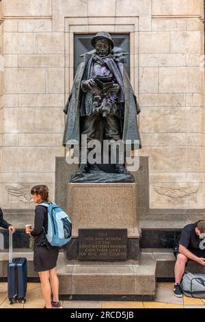 Un stand de sculpture en bronze sur le quai 1 de la gare de Paddington en l'honneur de ceux qui ont perdu la vie pendant les guerres mondiales Banque D'Images