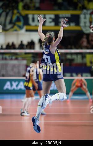 ISTANBUL, TURKIYE - 11 MARS 2023 : Arina Fedorovtseva sert lors du match de Fenerbahce Opet vs Galatasaray HDI Sigorta Turkish Sultans League à Burhan Banque D'Images