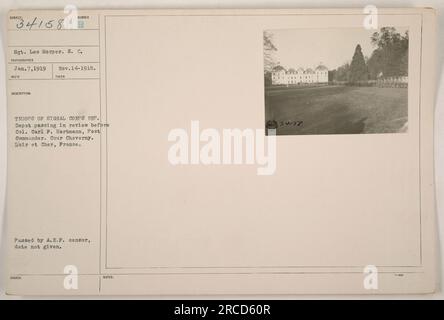 Le sergent Leo Morper a capturé une photographie de troupes du corps des signaux passant en revue devant le colonel Carl F. Hartmann, le commandant du poste, à Cour Cheverny dans le Loir et cher, en France. La photographie a été prise le 14 novembre 1918 et a reçu le numéro de description 34158. Il a ensuite été approuvé et publié par le censeur de l'A.E.F. Banque D'Images