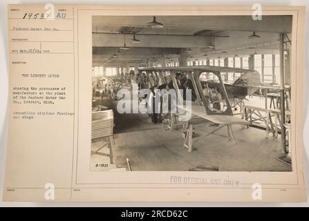 Cette photographie, prise par le photographe RECO le 20 avril 1918, montre la fabrication du MOTEUR LIBERTY à l'usine Packard Motor car Co. À Detroit, Michigan. L'image montre le processus d'assemblage du fuselage et des ailes d'un avion. Cette photographie porte la référence 111-SC-19533 et porte la mention « POUR USAGE OFFICIEL SEULEMENT ». Banque D'Images