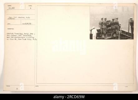 Le général Pershing et d'autres officiels de haut rang arrivent à l'embarcadère #4 à New York le 8 septembre 1919. La photographie, prise par le sergent J.P. Musler, capture leur arrivée. L'image est numérotée 63 787 dans les archives du photographe à partir de 2014. Banque D'Images