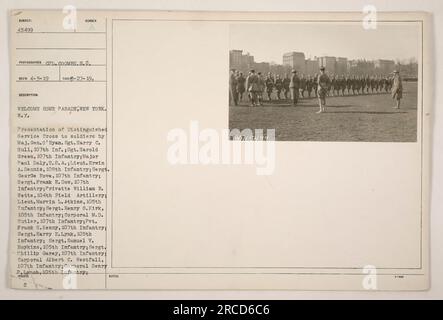 Soldats recevant la Distinguished Service Cross du major général O'Ryan lors d'un défilé de bienvenue à New York. Les récipiendaires sont le Sgt Harry C. Hull, le Sgt Harold Green, le Major Paul Daly, Lieut. Erwin A. Dennis, Sergt. George Rowe, Sergt. Frank E. Dow, soldat William B. nette, Lieut. Marvin L. Atkins, Sergt. Henry S. Kirk, caporal M.D. Cutler, soldat Frank H. Kenny, sergt. Harry E. Lynk, Sergt. Samuel V. Boykins, Sergt. Phillip Garey, le caporal Albert C. Westfall et le caporal Henry P. Lynch. Photo du Cpl. Coomes. Banque D'Images