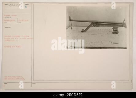 Des soldats de la Central Officers' Training School for Field Artillery au Camp Taylor à Louisville, Kentucky, sont vus ici pratiquer leur tir avec un viseur à bascule. Cette photographie a été prise par le signal corps le 21 décembre 1918, et était destinée à un usage officiel seulement, et non à la publication. Banque D'Images