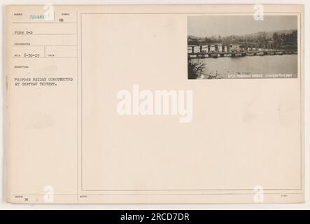 Des soldats américains construisent un pont flottant à Château Thierry pendant la première Guerre mondiale. La photographie, prise le 30 juin 1919, porte le numéro 59466 et a été prise par le photographe Reco. Il fait partie d'une série d'images illustrant les activités militaires américaines pendant la guerre. Banque D'Images