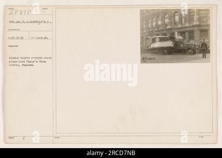 La photographie du sergent 1st Class C. Donnelly capture un avion de chasse monoplace Sunder lors du Lord Mayor's Show à Londres, en Angleterre. La photo a été prise le 9 novembre 1918. L'image fait partie de la collection American Military Activities de la première Guerre mondiale Banque D'Images