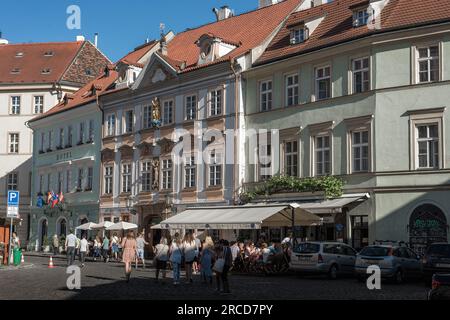 Prague, République Tchèque - 17 mai 2019: Une foule de touristes sur la place Bethléem (Betlemske namesti) Banque D'Images